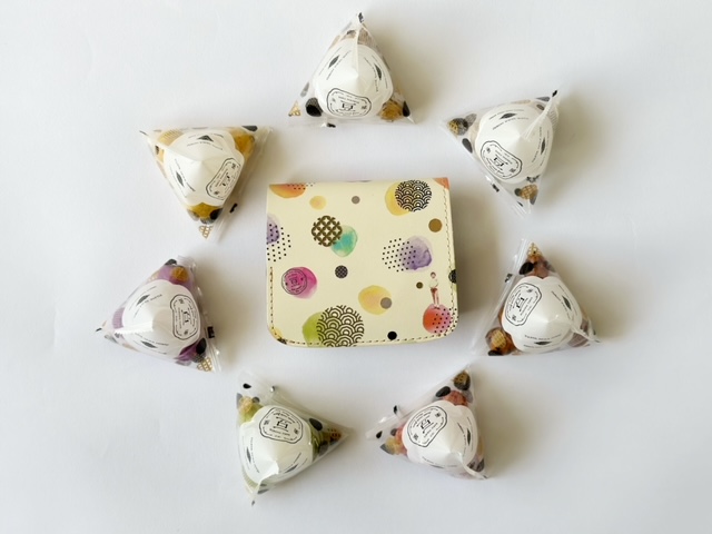 テトラ小分け豆菓子7種類ななついろまめと110周年記念オリジナル小さいふ。